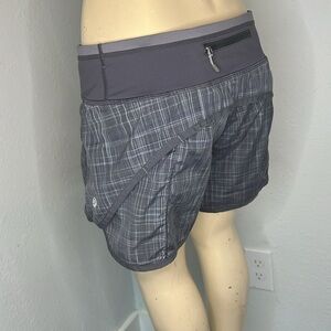 Lululemon tracker short shorts grey plaid size 6 euc